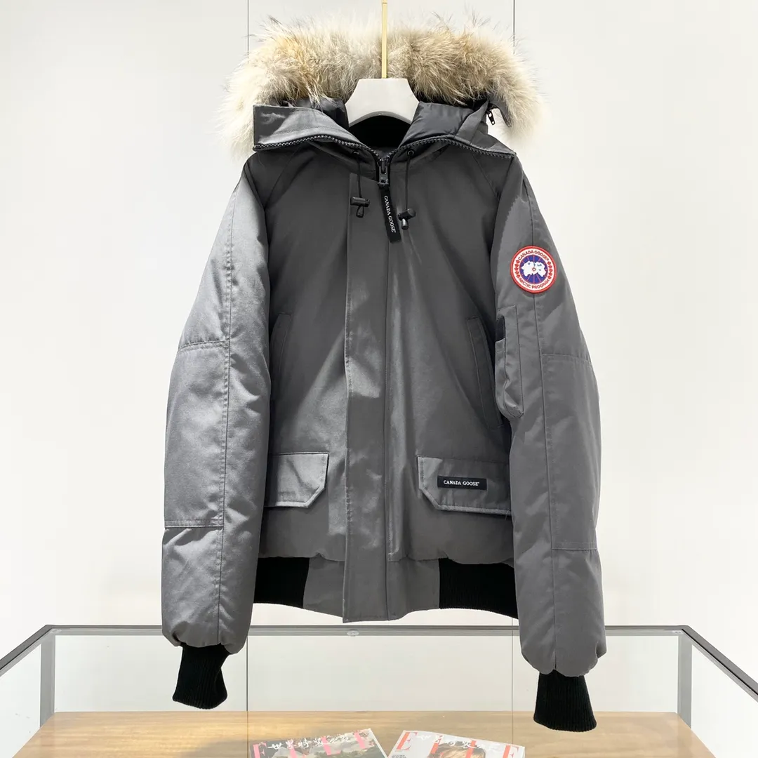 P760 Canada goose/Canada Goose 01 Couple Expedition Parka Down Jacket, authentic original version, you need to compare with the original to check it out at any time, all accessories are customized from the original factory 💯The softness and hardness of the fabric is compared with the original, and it can be restored by kneading at will (fabric misunderstanding: Fabrics with high hardness are not waterproof. Only when you buy the latest authentic version this year will you notice the softness and comfort of the fabric) 💯The down is synchronized with the authentic white duck down, fluffy and not lumpy. Electronically controlled velvet filling machine 💯Customized zippers with authentic YKK military-grade copper core zipper pullers, high hardness and no jamming 💯The fur collar is purchased from Western Canada coyote skin original customization 💯All workmanship and wiring are controlled by workers with more than ten years of experience. They must be horizontal and vertical, and are not allowed to twist. The inner wiring density is more sophisticated. Feel free to compare 💯Big goose label Collar label Washed label Hangtag Zipper cord Pocket label Back label, collar velvet, Velcro fasteners, cuffs, all details are updated simultaneously with genuine products. The best version, the most complete color matching, all kinds of battle products. Color: off-white, black, charcoal gray, navy blue, red, blue. Size: XS-XXL